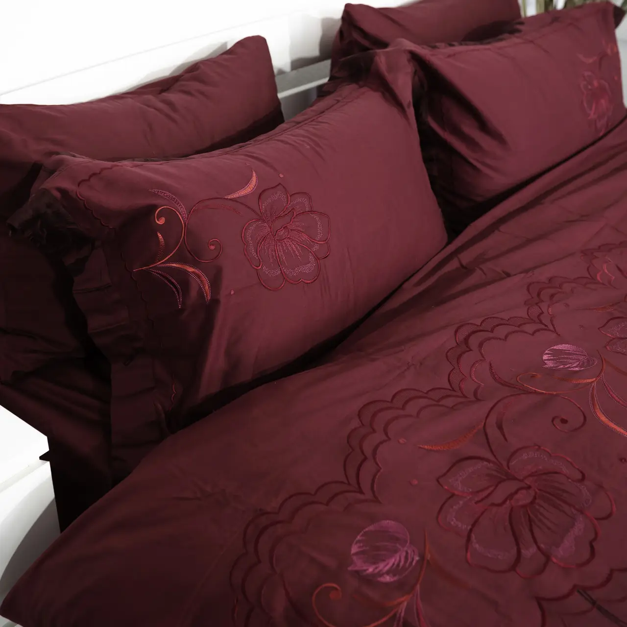 Постільна білизна полуторна з вишивкою Ailin JE04BS 160х220 Бордовий