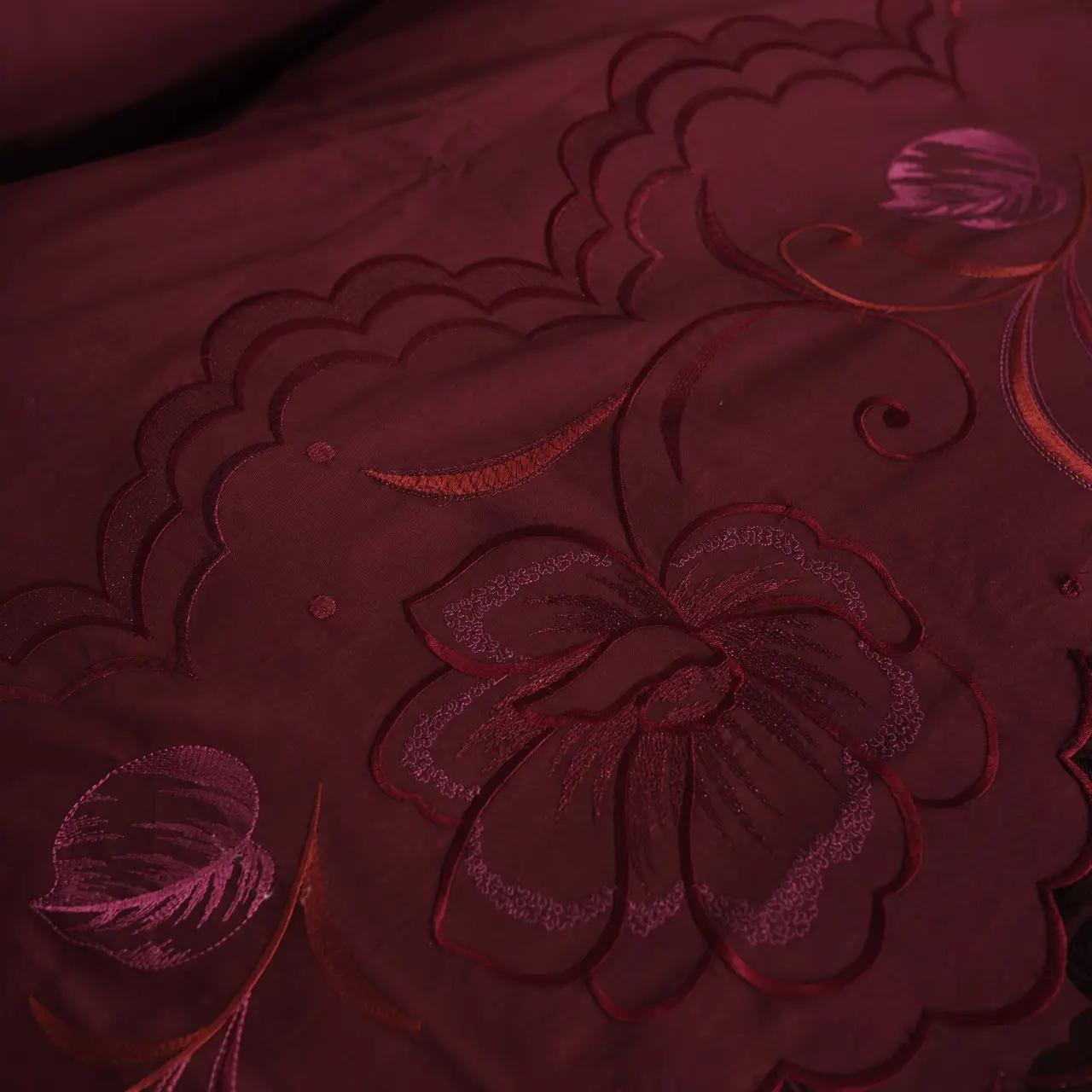 Постільна білизна полуторна з вишивкою Ailin JE04BS 160х220 Бордовий